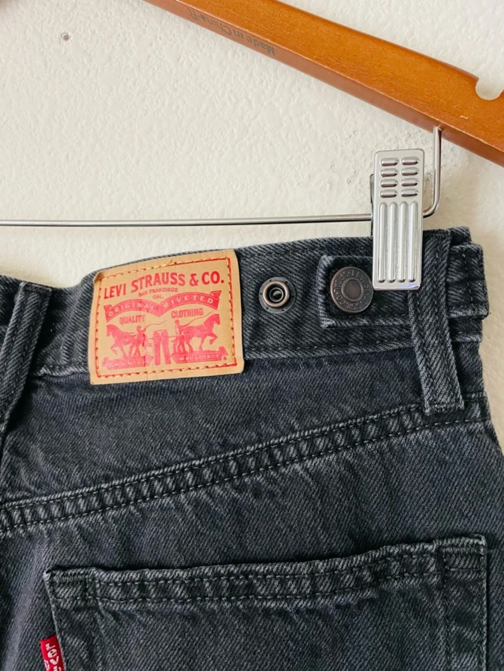 Levi’s SIZE 28 x 31 Cinch Baggy high rise wide leg jeans in washed black - Picture 5 of 8